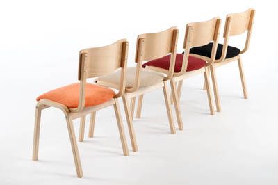 Robuste Holzstühle mit Sitzpolster